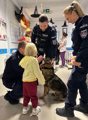 Policjanci na spotkaniu z dziećmi w szpitalu