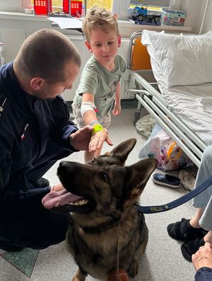 Policjanci na spotkaniu z dziećmi w szpitalu
