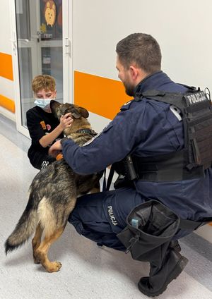 Policjanci na spotkaniu z dziećmi w szpitalu