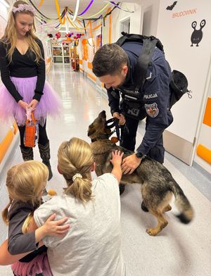 Policjanci na spotkaniu z dziećmi w szpitalu