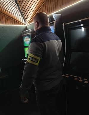 Policjant służby kryminalnej podczas czynności w salonie gier
