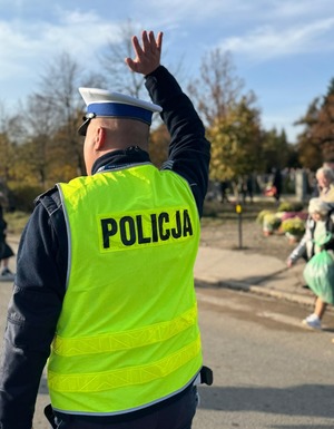 Policjanci zabezpieczają dzień Wszystkich Świętych