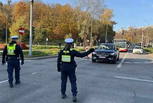 Policjanci zabezpieczają dzień Wszystkich Świętych