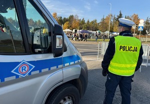 Policjanci zabezpieczają dzień Wszystkich Świętych