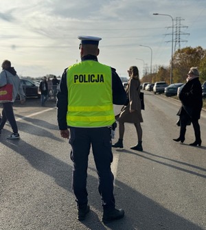 Policjanci zabezpieczają dzień Wszystkich Świętych