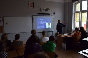 Policjanci na spotkaniu z młodzieżą