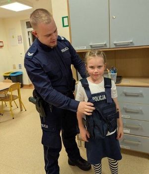 Policjanci na  spotkaniu z dziećmi i młodzieżą