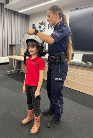 Policjanci na spotkaniu z dziećmi i młodzieżą