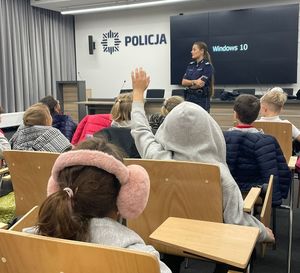 Policjanci na spotkaniu z dziećmi i młodzieżą