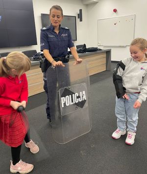 Policjanci na spotkaniu z dziećmi i młodzieżą