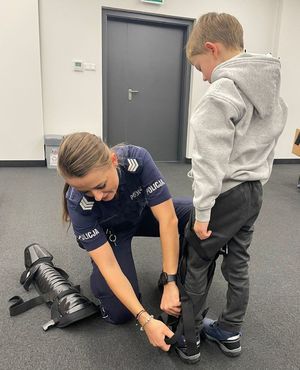 Policjanci na spotkaniu z dziećmi i młodzieżą