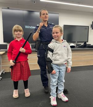 Policjanci na spotkaniu z dziećmi i młodzieżą