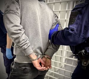 Policjant i zatrzymany mężczyzna