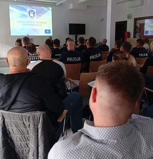 Policjanci na szkoleniu z funkcjonariuszem ABW