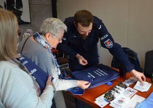 Policjanci na spotkaniu z seniorami
