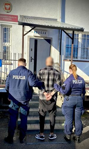 Policjanci prowadzą zatrzymanego