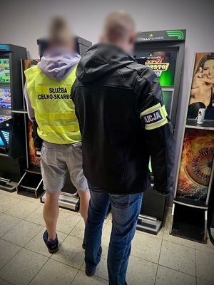 Funkcjonariusze w salonie gier