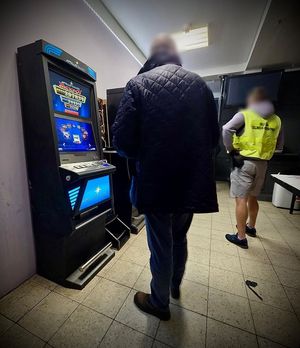 Funkcjonariusze w salonie gier