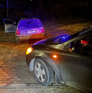 Radiowóz i pojazd zatrzymany do kontroli
