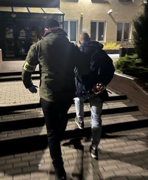 Policjant i zatrzymany mężczyzna