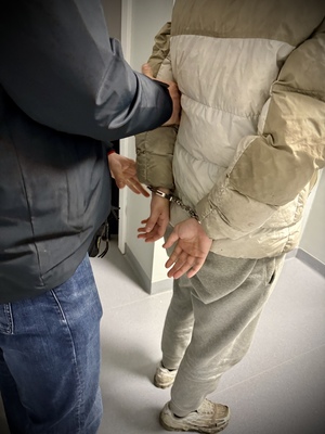 Policjant i zatrzymana kobieta