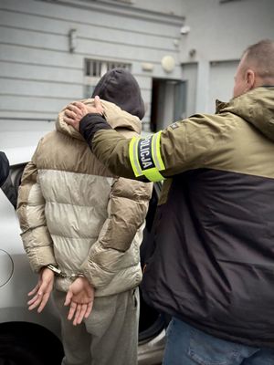 Policjant i zatrzymana kobieta