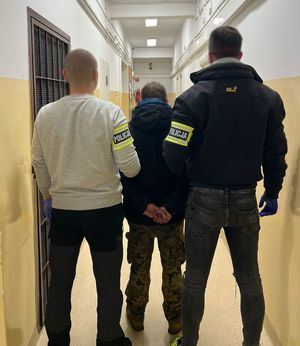 Policjanci i zatrzymany mężczyzna