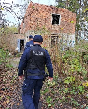Policjanci kontrolują pustostany