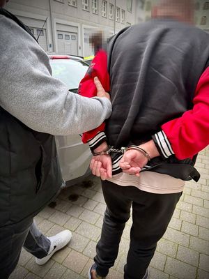 Policjant prowadzi zatrzymanego