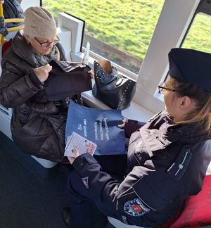 Policjanci rozmawiali z seniorami w tramwaju