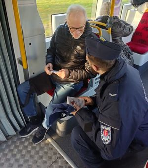 Policjanci rozmawiali z seniorami w tramwaju