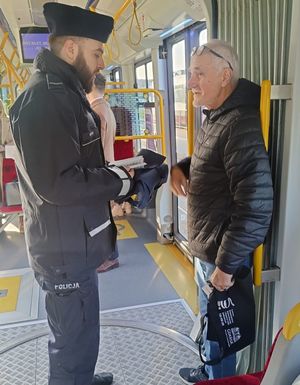 Policjanci rozmawiali z seniorami w tramwaju