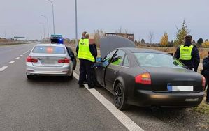 Policjanci kontrolują samochód