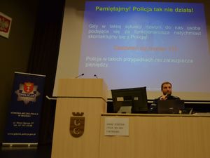 Policjanci na spotkaniu z seniorami