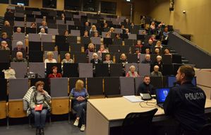 Policjanci na spotkaniu z seniorami