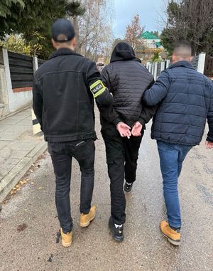 Policjanci i zatrzymany mężczyzna