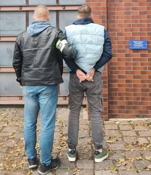 Policjant i zatrzymany mężczyzna