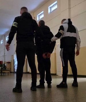 Policjanci i zatrzymany mężczyzna