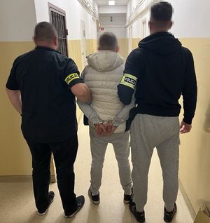 Policjanci i zatrzymany mężczyzna