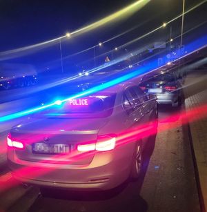 Radiowóz i pojazd zatrzymany do kontroli