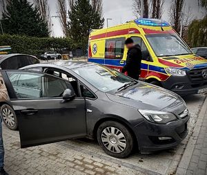 Nieoznakowany radiowóz i karetka