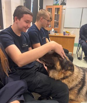 Przewodnik psa służbowego na spotkaniu z uczniami klas mundurowych