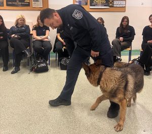 Przewodnik psa służbowego na spotkaniu z uczniami klas mundurowych