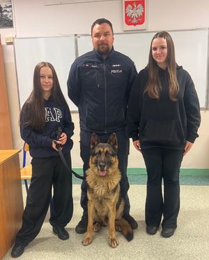 Przewodnik psa służbowego na spotkaniu z uczniami klas mundurowych