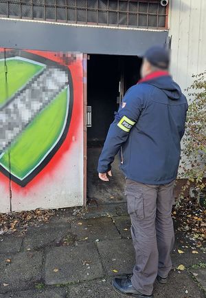 Funkcjonariusze zabezpieczają automaty do gier