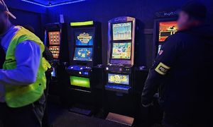 Funkcjonariusze zabezpieczają automaty do gier