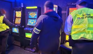 Funkcjonariusze zabezpieczają automaty do gier
