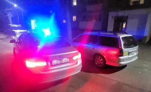 Radiowóz i pojazd zatrzymany do kontroli