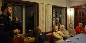 Policjanci na spotkaniu z seniorami