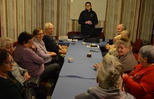 Policjanci na spotkaniu z seniorami